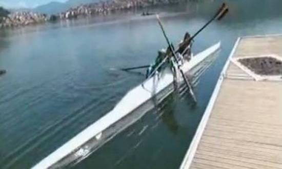 Απολαυστικό βίντεο: Χρήστος Νέζος: Έπεσε στην λίμνη Καστοριάς [VIDEO]
