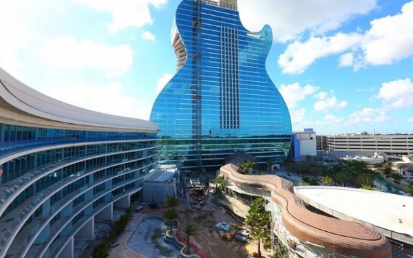 Εγκαινιάστηκε το εντυπωσιακό Guitar Hotel στη Φλόριντα