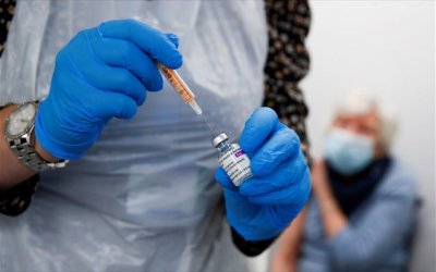 Στις 12 Φεβρουαρίου ξεκινούν οι εμβολιασμοί για 60-64 ετών με το εμβόλιο της AstraZeneca