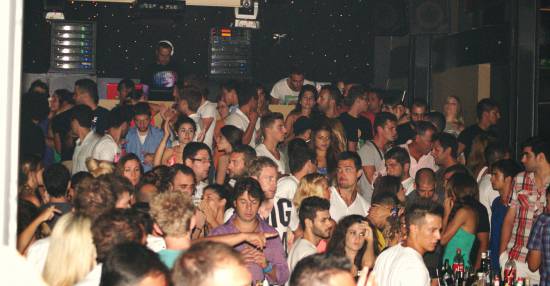 Ο Θέμης Γεωργαντάς ξεσήκωσε τα πλήθη στο Bass Club!