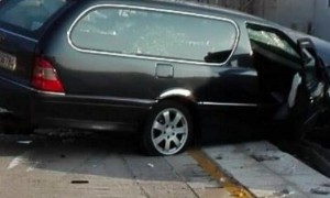 Ηλεία - Μέθυσαν οι νεκροθάφτες και έχασαν τον νεκρό από το φέρετρο
