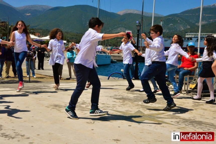 Με... κούρσες, τραγούδι και πολύ χορό η Πρωτομαγιά στη Σάμη (εικόνες + video)