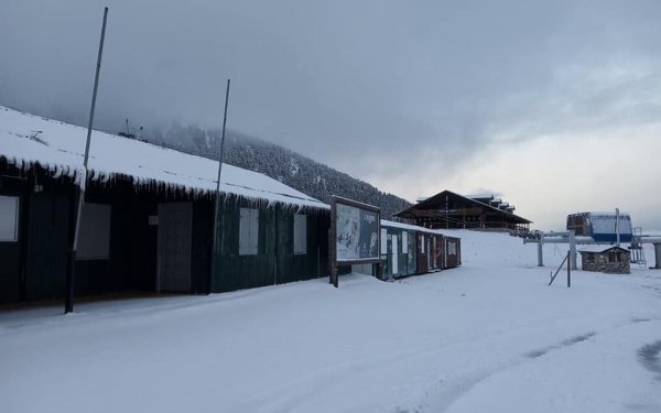 Στα λευκά το Χιονοδρομικό Κέντρο Καλαβρύτων (εικόνες)