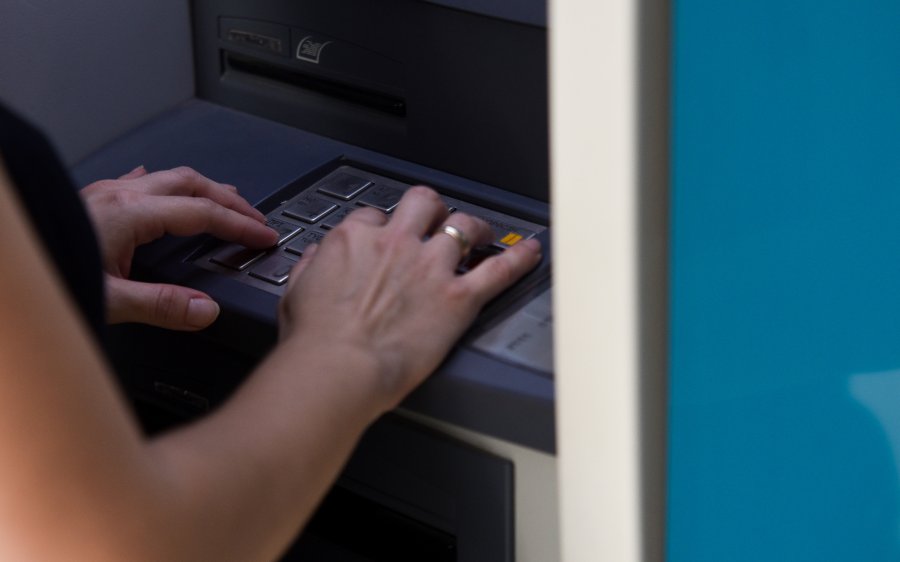 ΕΦΚΑ - ΔΥΠΑ: Ποιοι θα δουν από Δευτέρα χρήματα στο λογαριασμό τους