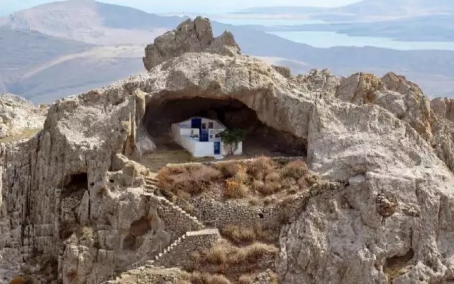 Δείτε την πιο περίεργη εκκλησία του κόσμου – Σε ποιο ελληνικό νησί βρίσκεται; (εικόνες)