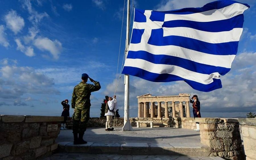 Ρίγη συγκίνησης: Έπαρση της ελληνικής σημαίας στον Ιερό Βράχο της Ακρόπολης (video)