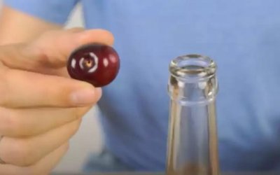 Tο κόλπο για να βγάλετε τα κουκούτσια απ' τα κεράσια με μια κίνηση