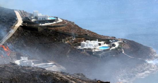 Σύρος: Κινδύνευσαν τα εξοχικά Στουρνάρα και Παπαντωνίου