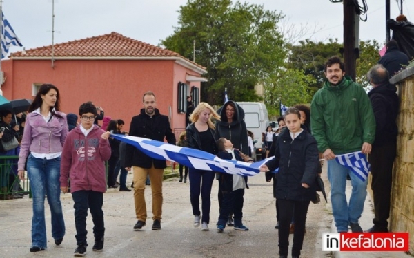 Με βροχερό καιρό η παρέλαση της 25ης Μαρτίου στις Κεραμειές (εικόνες)