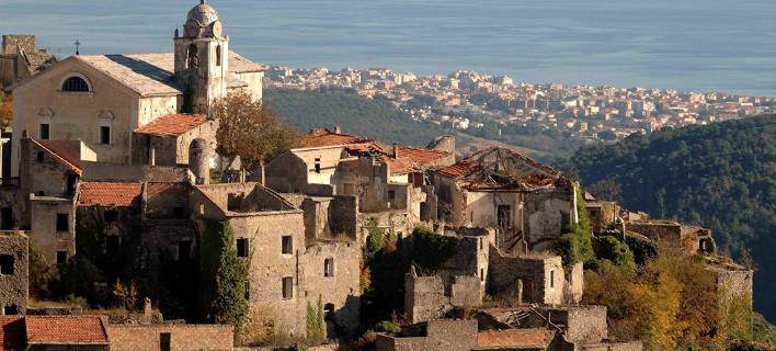 Το πιο απόκοσμο χωριό της Μεσογείου: Ρημαγμένα αρχοντικά, σοκάκια λαβύρινθοι -Το εγκατέλειψαν οι κάτοικοί του λόγω των σεισμών [εικόνες]