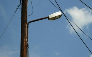 Σκάλα: Καμένες λάμπες και χορτάρια... δυο μέτρα καταγγέλλουν οι κάτοικοι