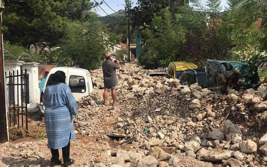 Η απόλυτη καταστροφή στην Άσσο (εικόνες που σοκάρουν με θαμμένα οχήματα)