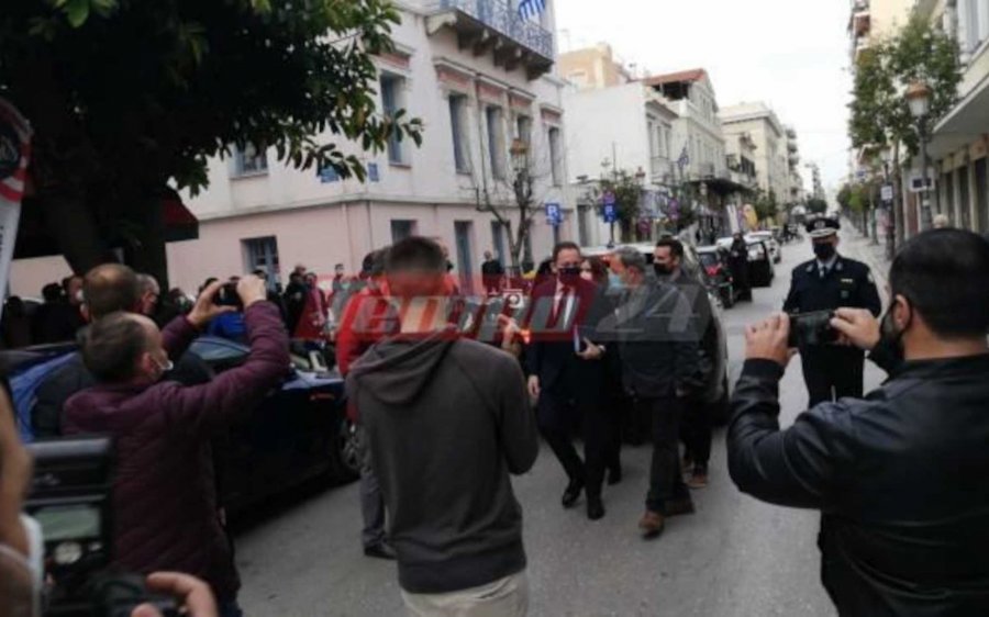 Λιανεμπόριο: Στην Πάτρα ο Πέτσας – «Υποδοχή» με συγκέντρωση διαμαρτυρίας από εμπόρους (εικόνες/video)