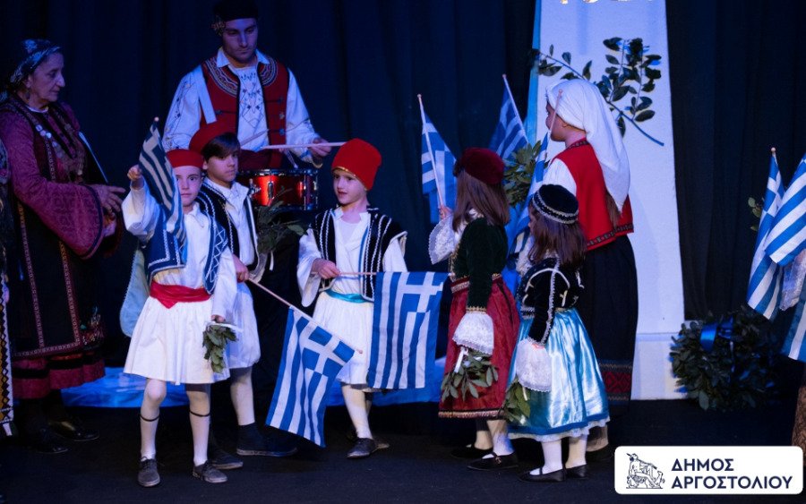 Συγκίνηση και παράδοση με το «Αφιέρωμα στο 1821» του Λυκείου Ελληνίδων