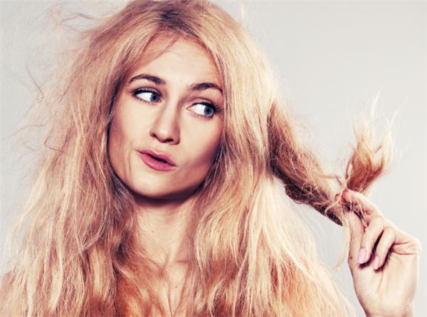 7 λάθη που κάνεις στα μαλλιά σου και σε κάνουν να δείχνεις μεγαλύτερη!