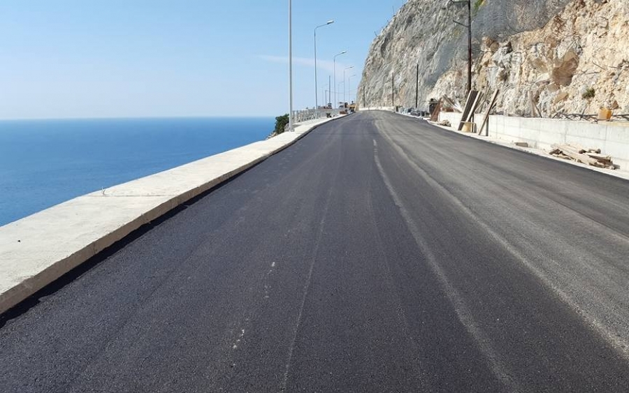 Σήμερα "έπεσε" η πρώτη άσφαλτος στον Χάρακα (εικόνες)