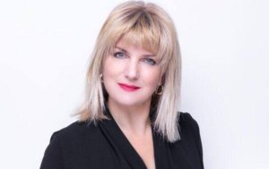 “Η πλειοψηφία πρέπει να πάει προς τ' αριστερά...” – H υποψήφια ευρωβουλεύτρια με τη ΝΕΑ ΑΡΙΣΤΕΡΑ, Αλίκη Κατσαρού στον COSMOS 96,5