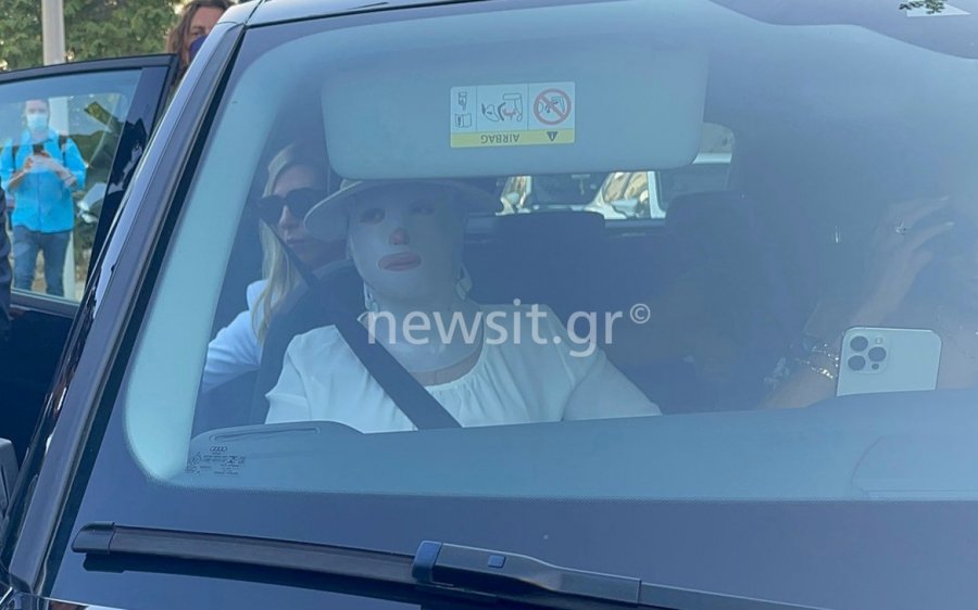 Επίθεση με βιτριόλι: Έφτασε στο δικαστήριο η Ιωάννα Παλιοσπύρου (εικόνες)