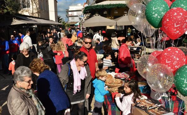 «Πλημμύρισε» από κόσμο και Χριστουγεννιάτικες μελωδίες το Λιθόστρωτο (εικόνες + video)