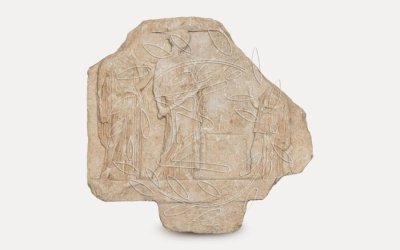 Αναθηματικό μαρμάρινο ανάγλυφο με παράσταση Δήμητρας και Κόρης. Σάμη, θέση Λουτρό. Τέλη 5ου αι. π.Χ.