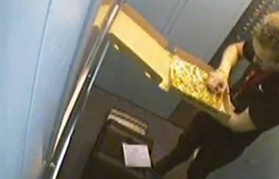 Πιτσαδόρος τσίμπαγε τις πίτσες (video)