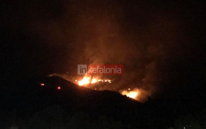 Μαίνεται η πυρκαγιά στην Αγία Ειρήνη (Ανανεωμένο - εικόνες)