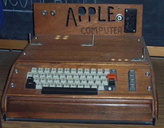 Στο «σφυρί» ένας από τους πρώτους υπολογιστές Apple