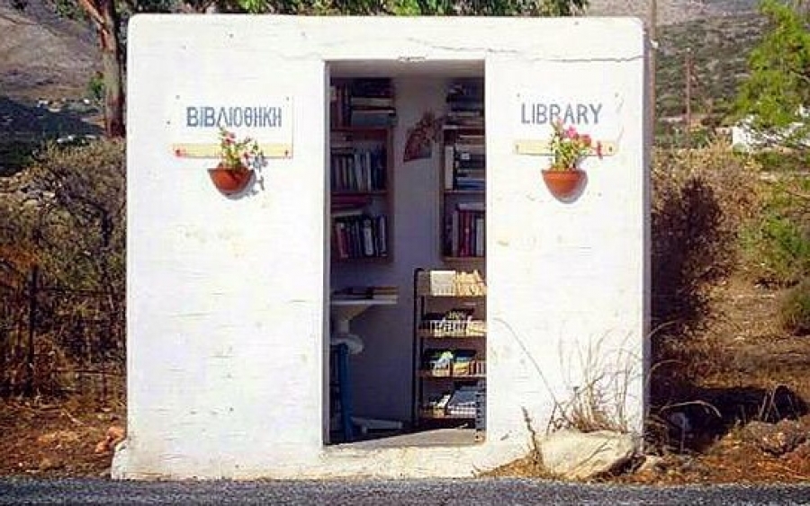 Στην Πάρο υπάρχει μια στάση ΚΤΕΛ... δανειστική βιβλιοθήκη!