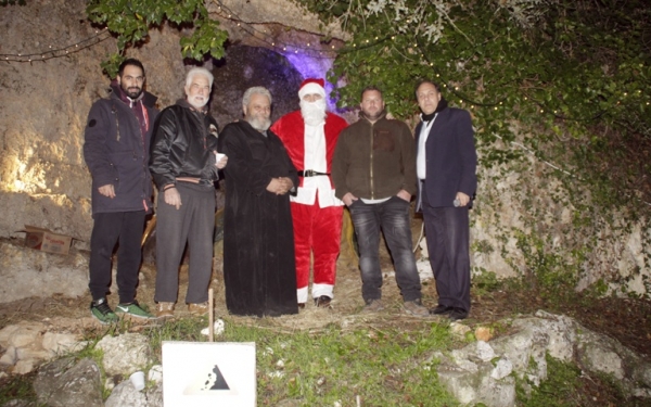 Πέρασε και φέτος ο Αϊ Βασίλης από τη σπηλιά του Γέρακα - της Αγίας Θέκλης! (εικόνες)