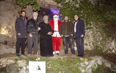Πέρασε και φέτος ο Αϊ Βασίλης από τη σπηλιά του Γέρακα - της Αγίας Θέκλης! (εικόνες)
