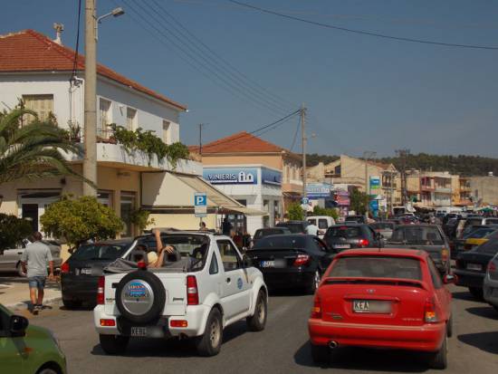 Σημειωτών κινούνται τα αυτοκίνητα στην παραλιακή του Αργοστολίου