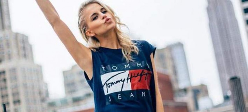 Γιατί γίνεται χαμός με αυτό το crop top του Tommy Hilfiger [εικόνες]