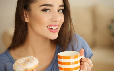 Γιατί δεν πρέπει να πίνουμε νερό όταν τρώμε γλυκά σνακ -Τι μας προκαλεί σύμφωνα με έρευνα
