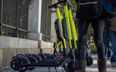 Ηλεκτρονικά πατίνια: Ποιοι και πότε θα πληρώνουν "τσουχτερά" πρόστιμα