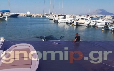 Πάτρα: Προσπαθούσε να τραβήξει σκάφος στη στεριά και κατέληξε το ΙΧ στη θάλασσα