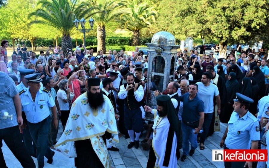 Πλήθος πιστών στην μεταφορά του σκηνώματος του Αγίου Γερασίμου στα Ομαλά (εικόνες + video)