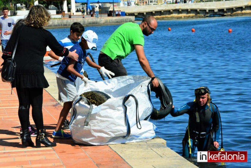 Είναι όλα θέμα... παιδείας! Λάστιχα, παπούτσια, κουτάκια, μπουκάλια, &quot;παρέλασαν&quot; στον καθαρισμό του Κουτάβου (εικόνες)