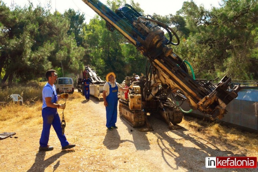 Ξεκίνησε η ερευνητική εγκατάσταση για την παρατήρηση σεισμών στον Κούταβο (εικόνες + video)