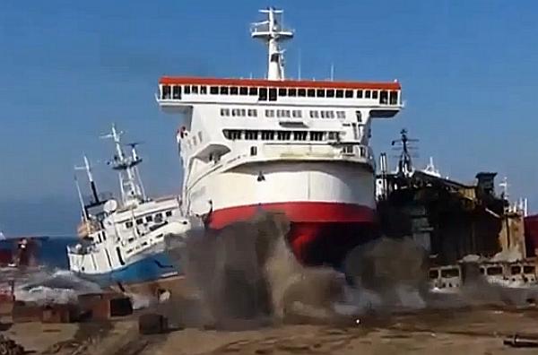 Η τρελή πορεία ενός πλοίου που βγήκε στη στεριά (VIDEO)