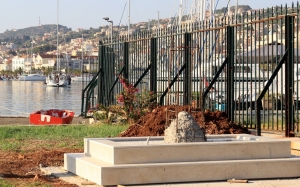 Προβλήτα και άγαλμα «Χουάν ντε Φούκα» στο λιμάνι Αργοστολίου