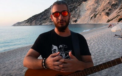 Μάθετε να παίζετε με κιθάρα το «Ένας Τούρκος στο Παρίσι» με θέα το Μύρτο!