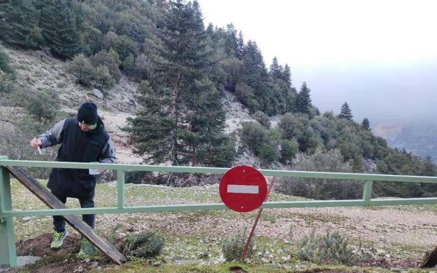 Η τοποθέτηση της μπάρας στην είσοδο της Μελανίτσας