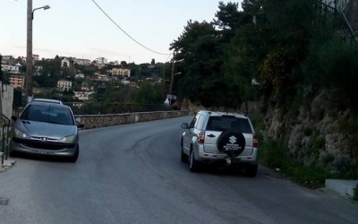 Παρκάρουν στην πιο επικίνδυνη στροφή του Πόρου (εικόνες)