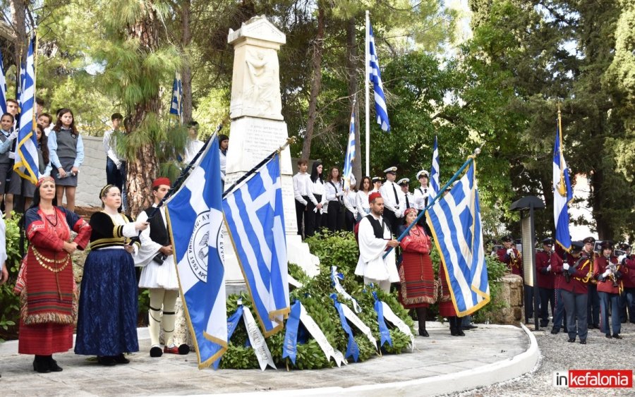 28η Οκτωβρίου - Αργοστόλι: Η επίσημη δοξολογία και οι καταθέσεις στεφάνων στο Μνημείο του Νάπιερ