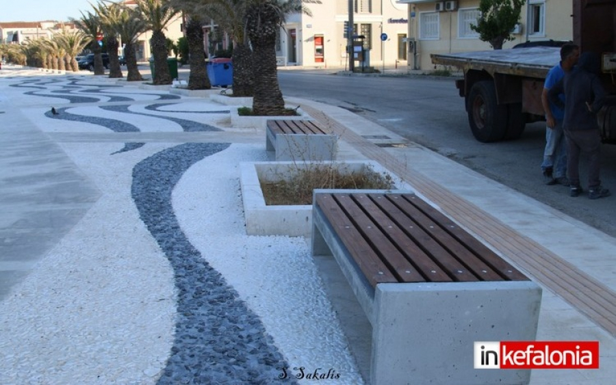 Τοποθετήθηκαν και τα πέτρινα παγκάκια με ξύλινη επένδυση στην παραλία Αργοστολίου (εικόνες)