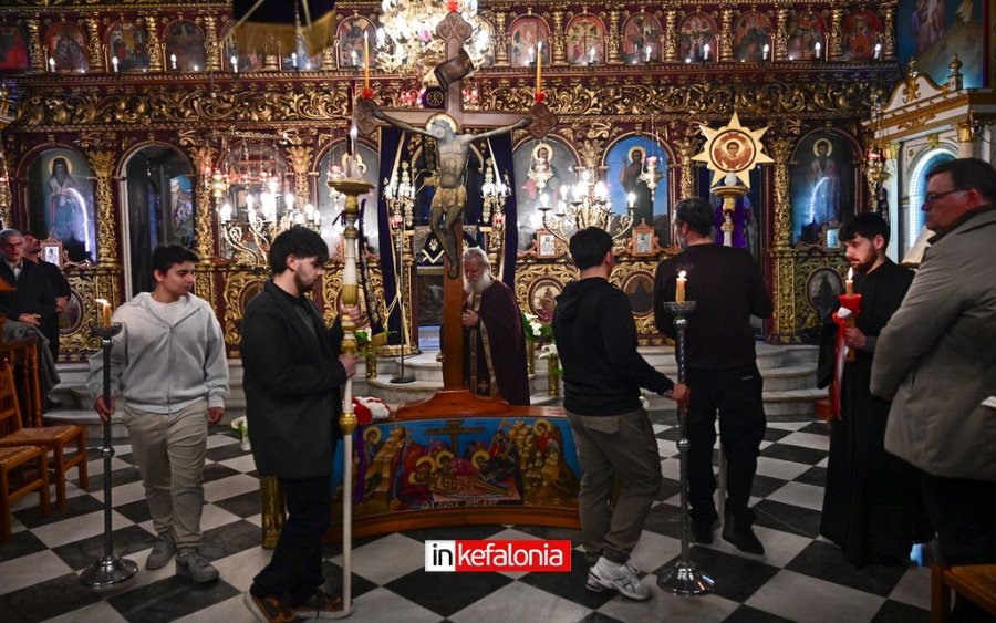 Μεγάλη Πέμπτη: Σε κλίμα ευλάβειας η ακολουθία των Παθών στη Σισσιώτισσα