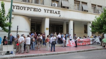 Κινητοποίηση στο υπ. Υγείας και στη Βουλή για την Υγεία και τους σεισμόπληκτους