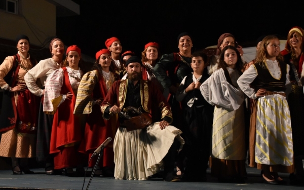 ΙΟΝΙΟΣ ΠΝΟΗ: Μια όμορφη παράσταση με χορούς και τραγούδια της παρέας (εικόνες)