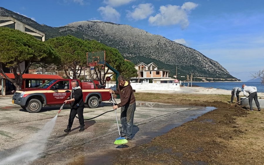 Καθαρισμός και βάψιμο στο γήπεδο του μπάσκετ στον Πόρο!