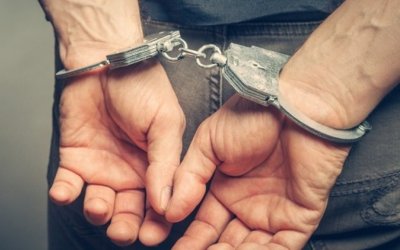 Aστυνομικός συνελήφθη σε ελληνικό νησί για γενετήσιες πράξεις σε ανήλικη